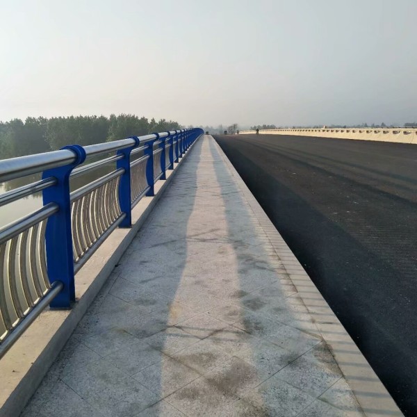 不銹鋼復(fù)合管橋梁護(hù)欄