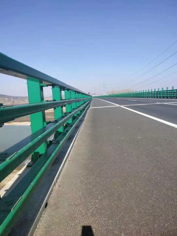 三橫梁高速公路防撞護(hù)欄